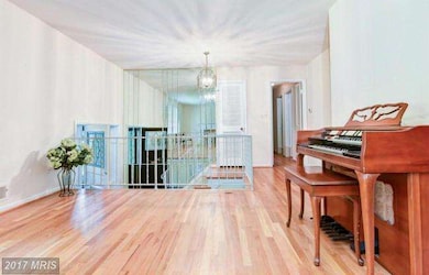 9014 Hamilton Dr, Fairfax, VA 22031 - photo 3