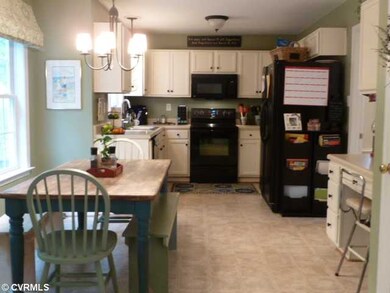 Kitchen - Kitchen has a breakfast nook and desk an