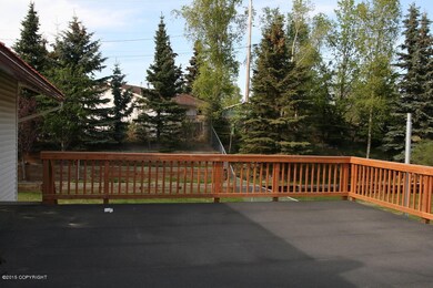 Lg Sun deck w: acces to back yard.