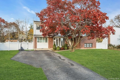 22 Schuyler Dr, ComMacK, NY 11725 - photo 6