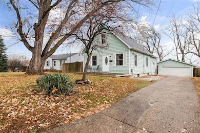 412 E Gray St, Des Moines, IA 50315 - photo 2