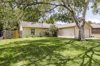 16422 Oxnard Ln, Friendswood, TX 77546 - photo 2