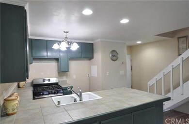 KITCHEN/ENTRANCE 