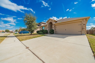 8324 Windsor Forest Dr, Fort Worth, TX 76120 - photo 3