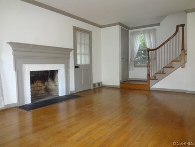 7709 Sweetbriar Road Living Room
