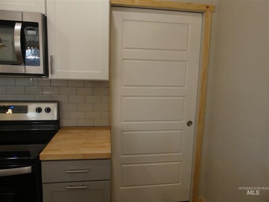 632 W Oregon Ave, Homedale, ID 83628 - photo 3