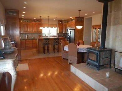214 Parkview3 kitchen dining area
