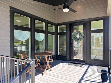 832 Clay St, Cedar Falls, IA 50613 - photo 2