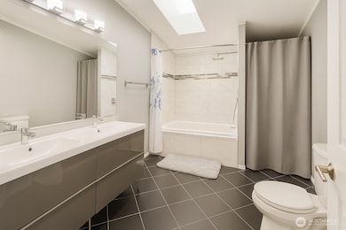 Primary bathroom suite, complete with dual vanity and jetted tub!