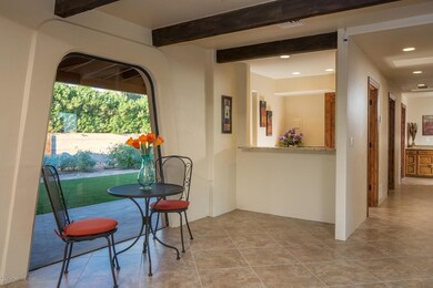 Breakfast area and wet bar