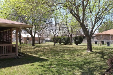 215 W Driftwood Dr, Fredericksburg, TX 78624 - photo 6