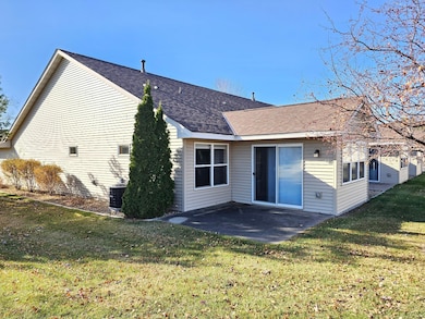 75 Crown Pointe Curve unit 22, Hudson, WI 54016 - photo 2