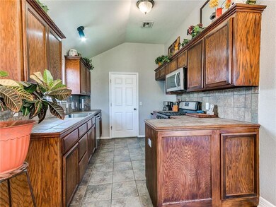 21899 Homesteaders Place, Edmond, OK 73012 - photo 4