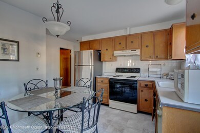 2nd View Eat-In-Kitchen