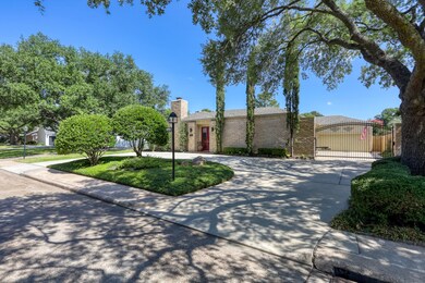 10206 Inwood Dr, Houston, TX 77042 - photo 4