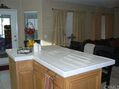 Kitchen Island/Breakfast Bar