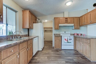 2731 W Cody St-10
