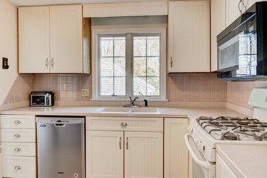 33 Centerboard Ln, South Yarmouth, MA 02664 - photo 4