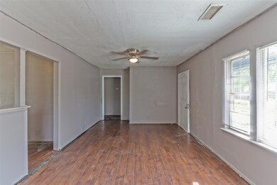 10318 Wicklowe St, Houston, TX 77016 - photo 6