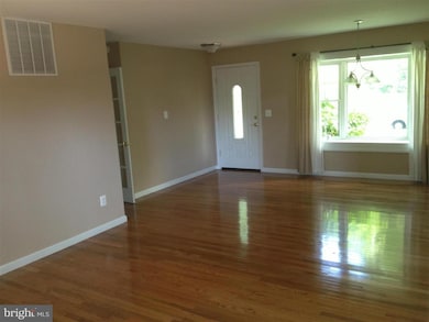 9231 Brian Dr, Vienna, VA 22180 - photo 3