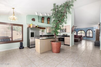 Kitchen w/ Eat-In Area
