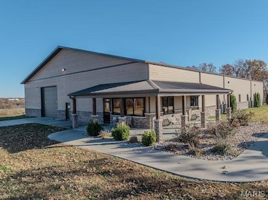 10,000 SQ FT SHOP W/2 HVAC UNITS POLISHED CONCTRETE FLOORS.  FULL BATH, LAUNDRY FACILITY