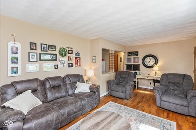 560 Barnett Ct, Whiteland, IN 46184 - photo 2