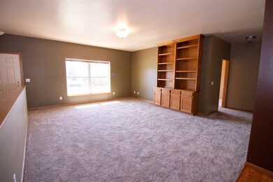 213 N Hillcrest Cir, Center Point, IA 52213 - photo 2