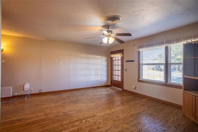302 E Tom Stafford St, Weatherford, OK 73096 - photo 6