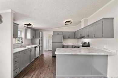 Kitchen - plenty of cabinets!