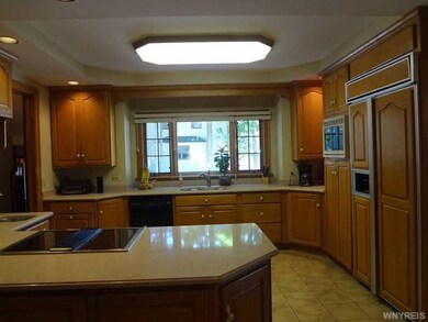Kitchen. Built in appliances all stay!