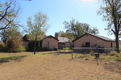 1011 N Munday Ave, Munday, TX 76371 - photo 3