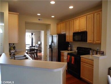 Kitchen - Great kitchen triangle and open to the L