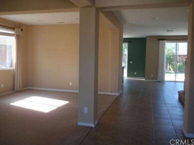 ENTRY / LIVING ROOM