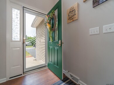 16 Garnet Ln, Schenectady, NY 12302 - photo 4