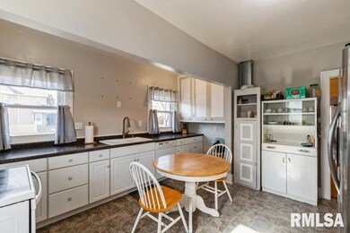 633 W 17th St, Davenport, IA 52803 - photo 7