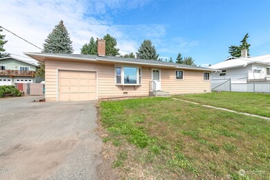 1585 1st St SE, East Wenatchee, WA 98802 - photo 2