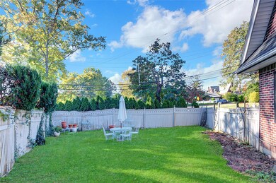 51-27 Browvale Ln, Flushing, NY 11362 - photo 4