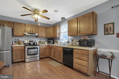 207 Adams Dr, Womelsdorf, PA 19567 - photo 4