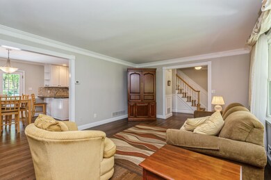 05_15DuncanDr_10002_LivingRoom_HiRes
