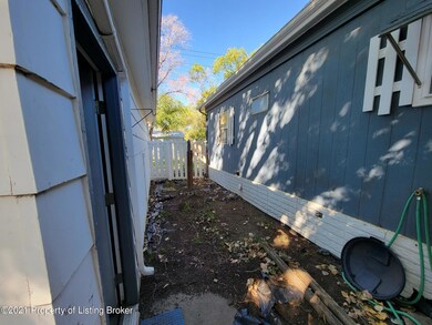 Walkway between garage and house