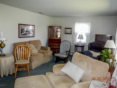 215 Collins St, Stroudsburg, PA 18360 - photo 4