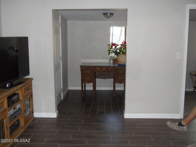 LR looking to foyer