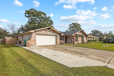 1924 Thousand Oaks Dr, Orange, TX 77632 - photo 3