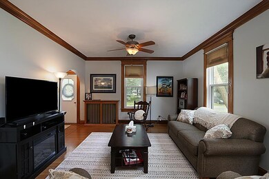 Living Room w/ Crown Molding!