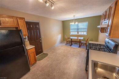 New stove and all kitchen appliances convey with s
