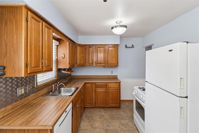 2322 E 39th St, Des Moines, IA 50317 - photo 3