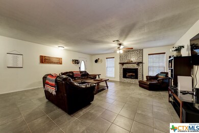 1402 Shannon Cir, New Braunfels, TX 78130 - photo 4