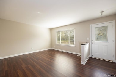 29046 Lyndon St, Livonia, MI 48154 - photo 2