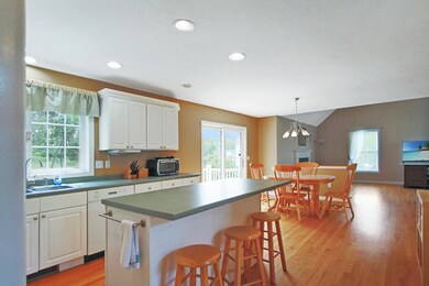 28 Bradford Cir, Hudson, NH 03051 - photo 4